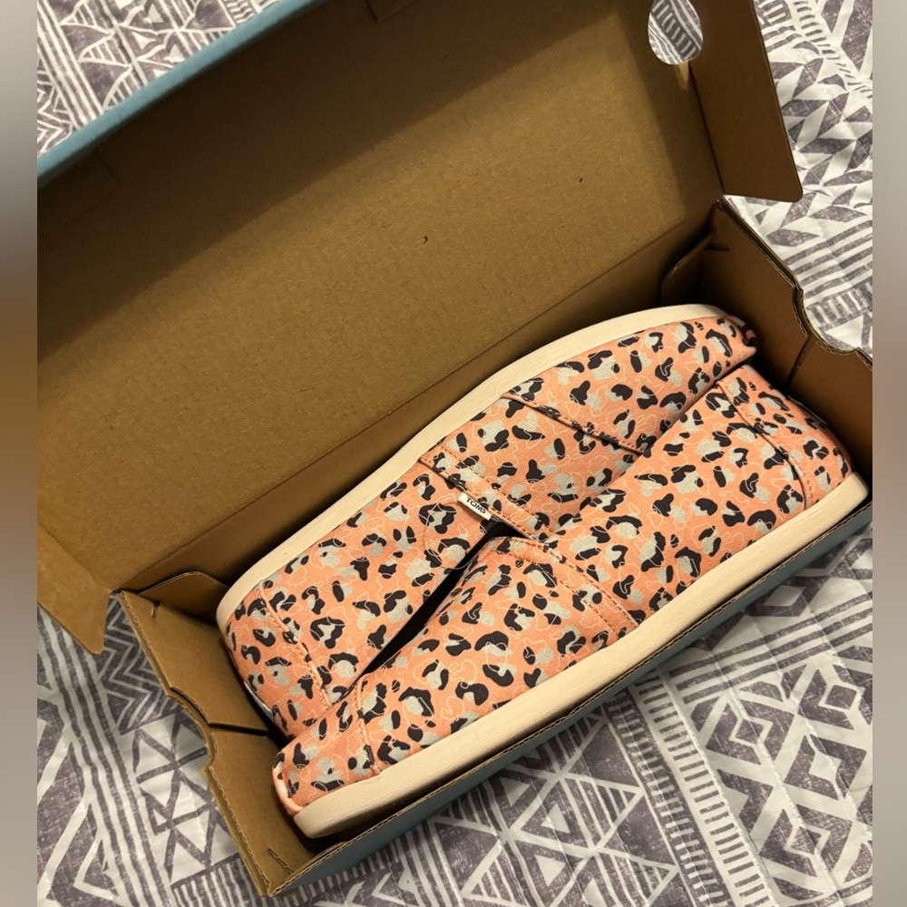 New Toms Alpargata Salmon Pebbled
Leopard Print size 9 womens